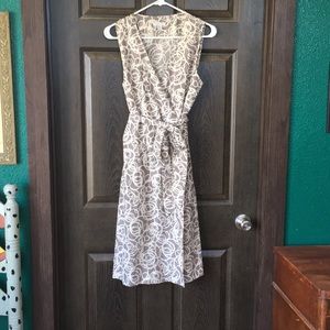 Garnet Hill 100% silk gray and white wrap dress